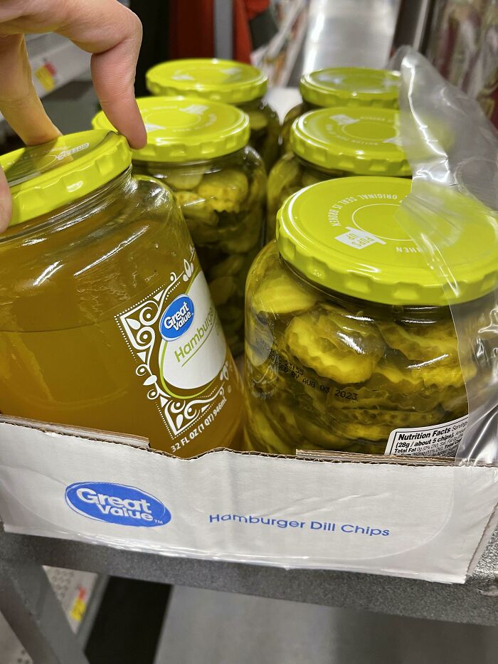 Trabajo en el almacén y encontré esta joya. Se olvidaron de añadir los pepinillos