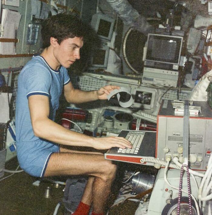 El cosmonauta soviético Sergei Krikalev estaba en el espacio cuando la Unión Soviética se desmoronó en 1991. Al no poder volver a casa, tuvo que permanecer en el espacio hasta nuevo aviso. El cosmonauta regresó a la Tierra tras 10 meses en órbita, a una nación muy diferente. Foto de Volkov/Tass