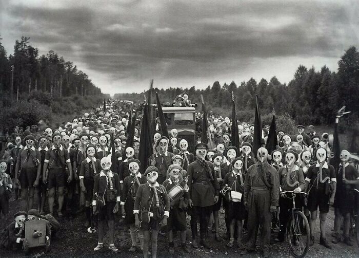Jóvenes pioneros en un ejercicio de defensa. Foto de Viktor Bulla, Leningrado, URSS, 1937