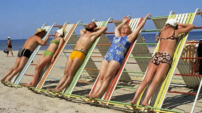 Vacacionistas tomando el sol en la costa del Golfo de Riga en Jurmala. Foto de Yakov Berliner, RSS de Letonia, 1975