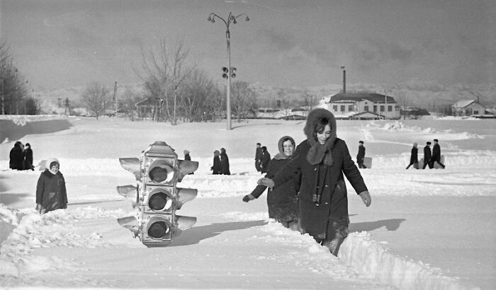 Campos de nieve en Yuzhno-Sajalinsk. Foto de Yuri Sadovnikov, URSS, 1968
