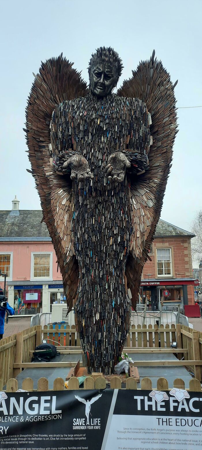 Una estatua en mi ciudad está hecha con 100 mil cuchillos que sacaron de las calles del Reino Unido