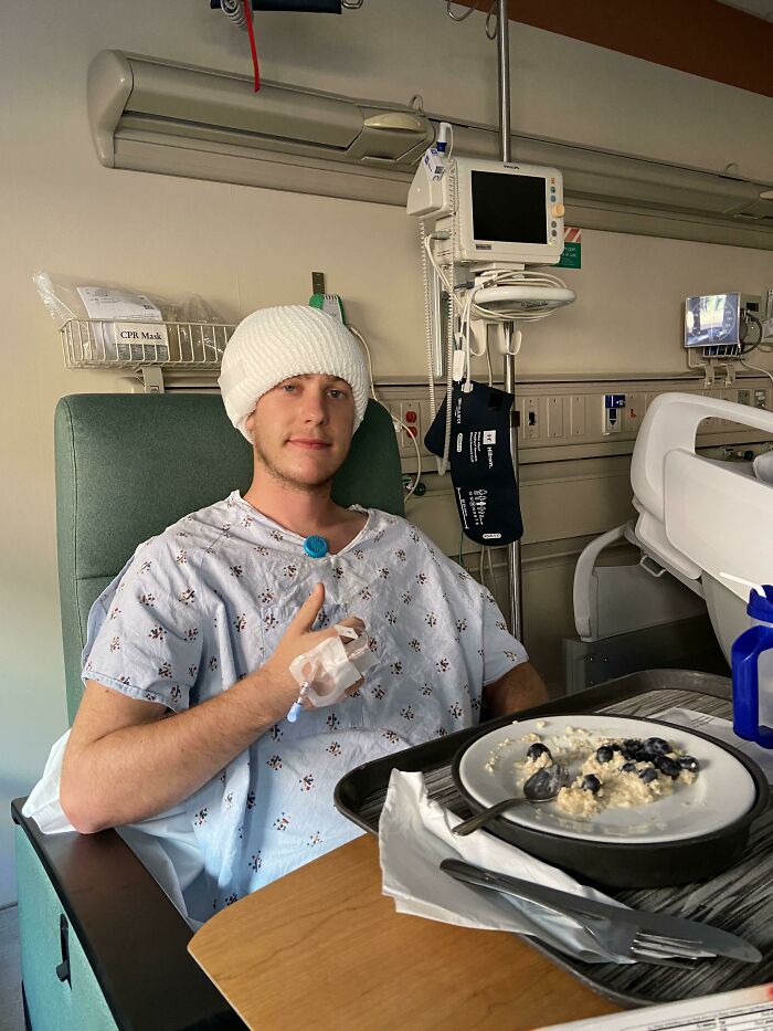 Recién pude pararme y comer por primera vez luego de haber tenido una cirugía de cerebro ayer