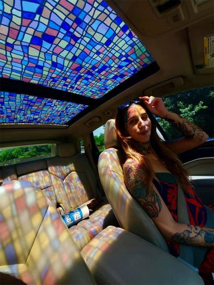 Esta vidriera para el techo solar del coche