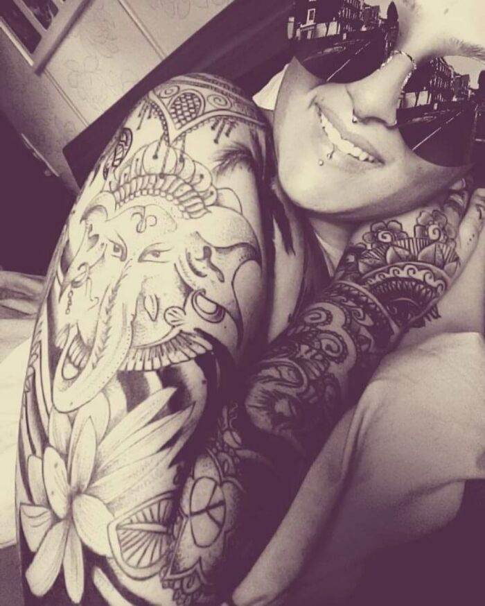 Mi brazo, que está lleno de cosas personales y significativas para mí. Partes de la vida