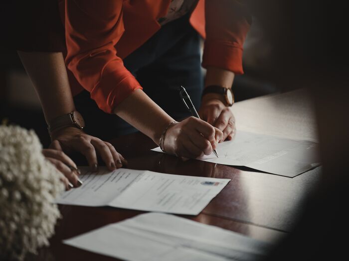Estos abogados comparten 20 historias muy intensas sobre parejas que intentaron destruirse mutuamente durante su divorcio