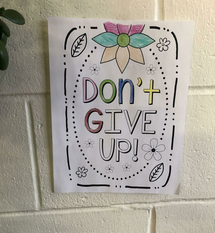 Este cartel en la escuela primaria de mi hijo me llena de alegría nihilista