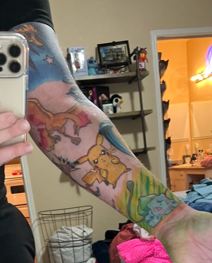 En realidad son todos estos y más en el reverso: Zapdos, Charmander, Squirtle
