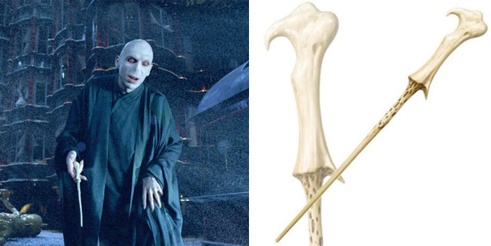 En Harry Potter (2007), Ralph Fiennes pidió que se añadiera un gancho a la varita de Voldemort para que pudiera moverse con más fluidez y 