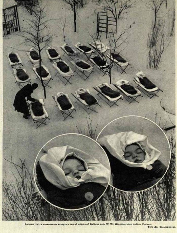 Los bebés duermen bien al fresco con una ligera brisa helada. Guardería №155. Distrito Dzerzhinsky de Moscú. Fotógrafo Dmitry Baltermantz. 1958