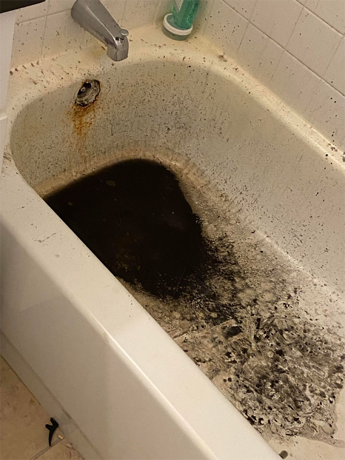 Nuestro casero sigue diciendo que no hay nada malo en nuestro baño