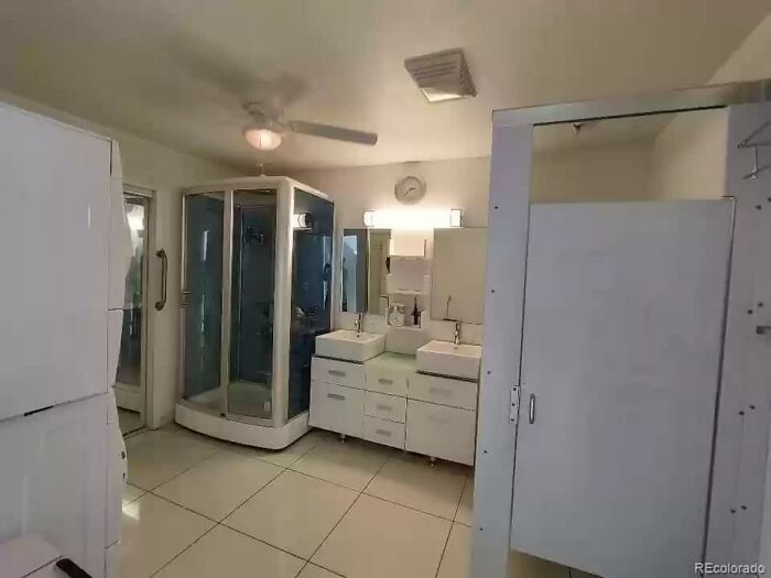 Eh. Nunca he visto una separación de inodoros comerciales en una casa unifamiliar