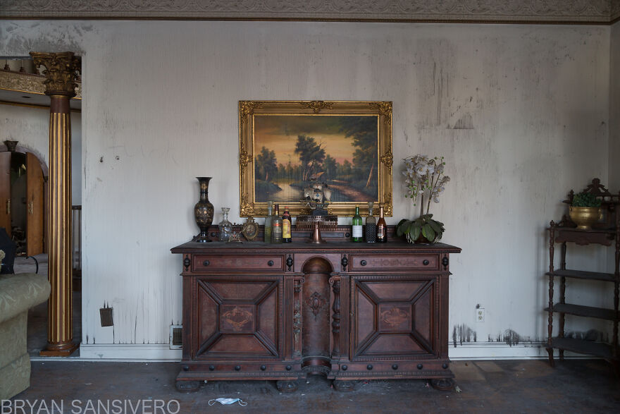 Encontré una mansión de 2,5$ millones abandonada en la que hubo un incendio y se dejó todo atrás (22 fotos)