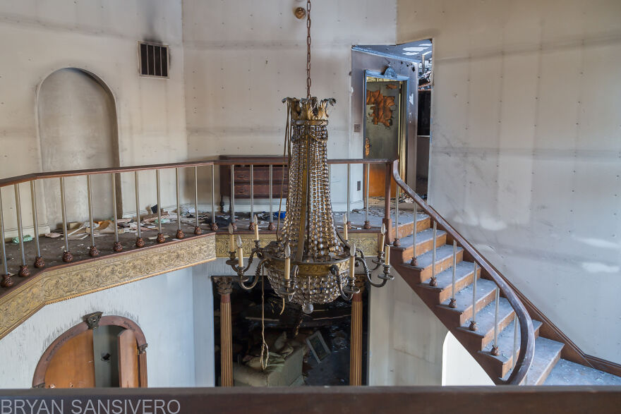 Encontré una mansión de 2,5$ millones abandonada en la que hubo un incendio y se dejó todo atrás (22 fotos)