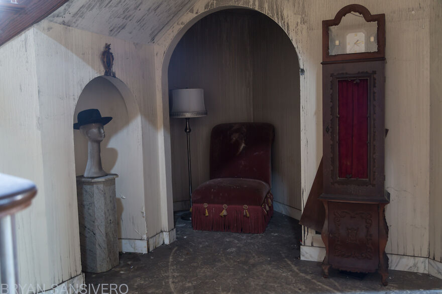 Encontré una mansión de 2,5$ millones abandonada en la que hubo un incendio y se dejó todo atrás (22 fotos)