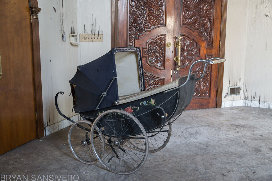 Encontré una mansión de 2,5$ millones abandonada en la que hubo un incendio y se dejó todo atrás (22 fotos)
