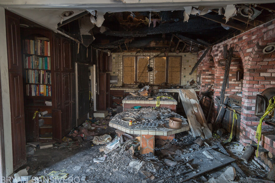 Encontré una mansión de 2,5$ millones abandonada en la que hubo un incendio y se dejó todo atrás (22 fotos)
