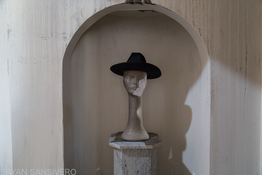 Encontré una mansión de 2,5$ millones abandonada en la que hubo un incendio y se dejó todo atrás (22 fotos)