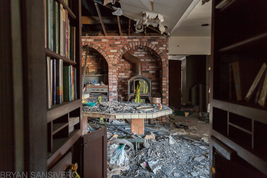 Encontré una mansión de 2,5$ millones abandonada en la que hubo un incendio y se dejó todo atrás (22 fotos)