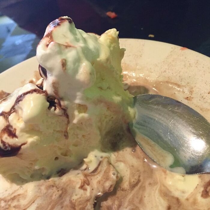 Comer helado derretido