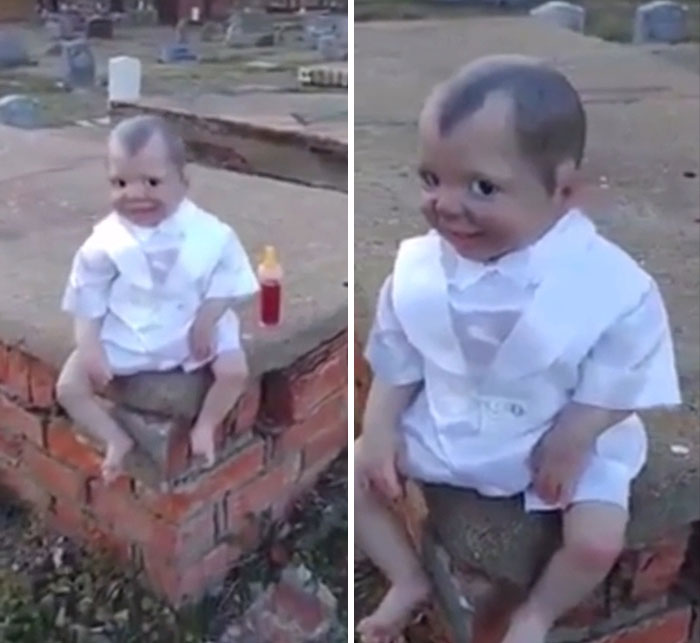 Una muñeca descansando en un cementerio