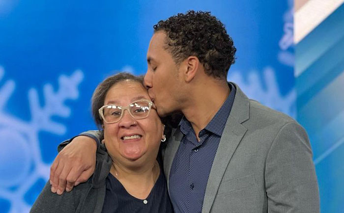 Esta madre interrumpe el directo de su hijo, haciendo que el cámara se parta de risa y se convierte en la sensación de Internet