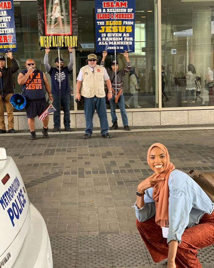 Esta mujer musulmana se hizo una foto muy épica frente a una protesta antimusulmana