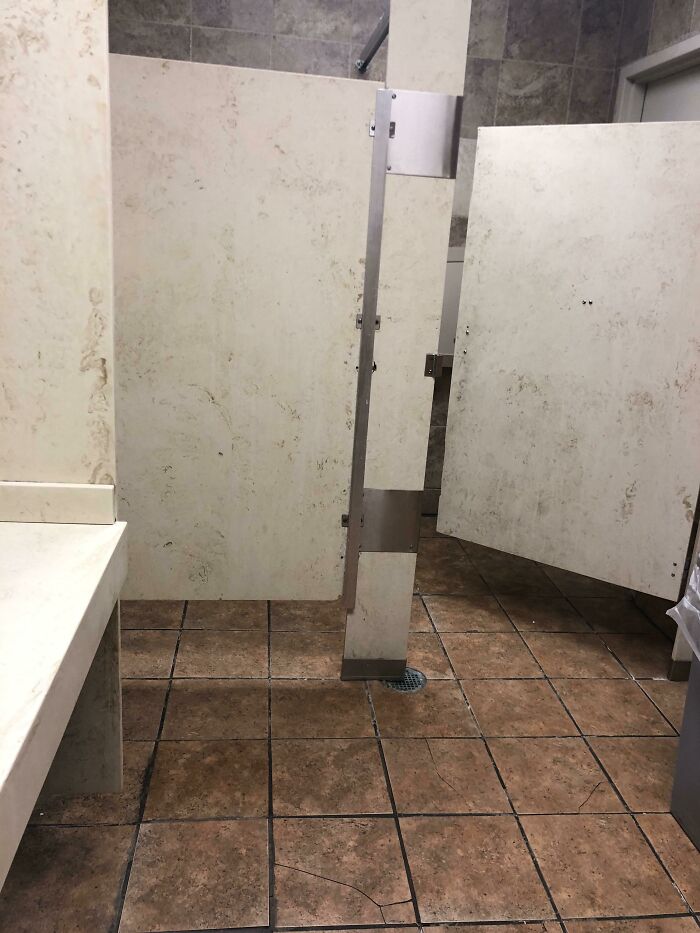 Al entrar en este baño del supermercado me asqueó inicialmente la suciedad y la falta de limpieza hasta que una mirada más cercana reveló que estaba diseñado de esta manera