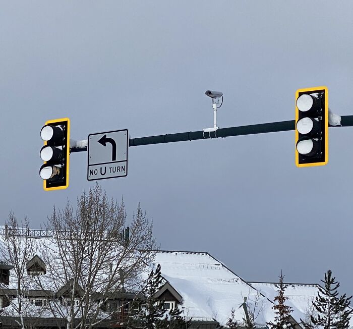 Los semáforos de Lake Tahoe se llenan de nieve debido a un diseño deficiente al no tener la parte inferior recortada para evitar la acumulación de nieve. Es una zona de esquí conocida a nivel mundial, la nieve debería ser un factor clave en todas las decisiones de diseño