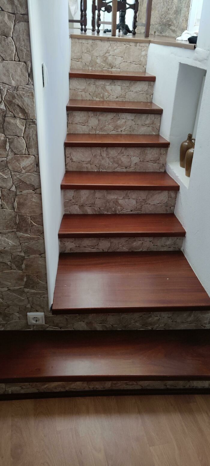 Las escaleras de un Airbnb en el que me alojé en el que cada escalón tiene una altura, anchura y profundidad diferente