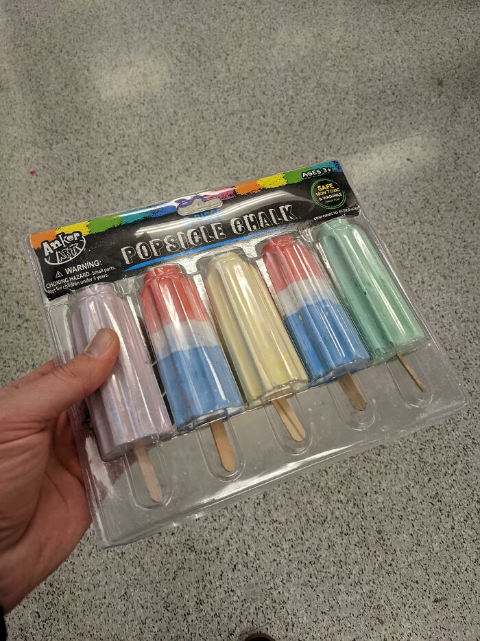 Tiza de colores con forma de polo, incluso con el palito ¿Qué podría salir mal dándole esto a los niños?