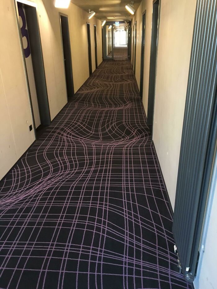 Alfombra plana en un hotel de Colonia (Alemania) que imita una superficie curva