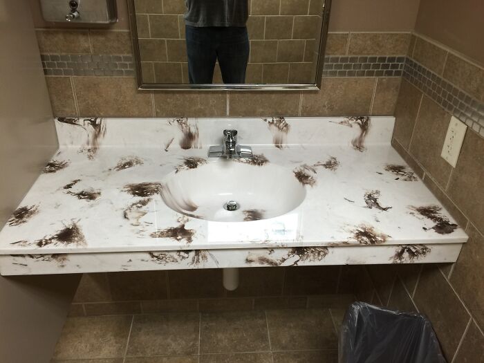 No es exactamente el patrón de color que le gusta ver en un baño