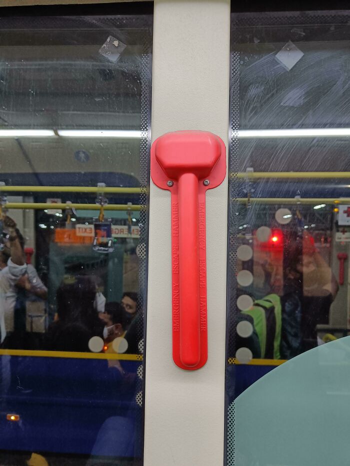 Este martillo de escape de emergencia se coloca detrás de una cubierta de plástico sellada con tornillos. No hay ningún destornillador de emergencia en ninguna parte