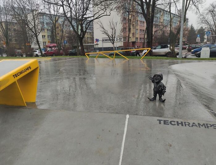 Los gnomos son el símbolo de mi ciudad. Antes era un juego de la ciudad para los turistas encontrarlos a todos, pero hay tantos que ya no tiene sentido. La ciudad abrió un nuevo parque de patinaje en la ciudad. Para celebrarlo pusieron un gnomo allí. Gnomo de metal con puntas en la parte superior de una rampa justo al lado de un carril