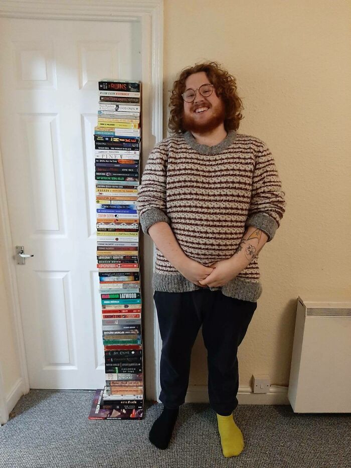 Leí 71 libros en 2021, aquí hay una foto junto a todos ellos, mido 1,70 para compararlo