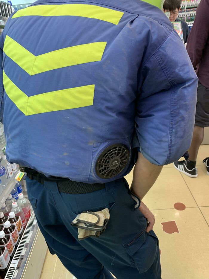 Albañiles japoneses con chaquetas con aire acondicionado