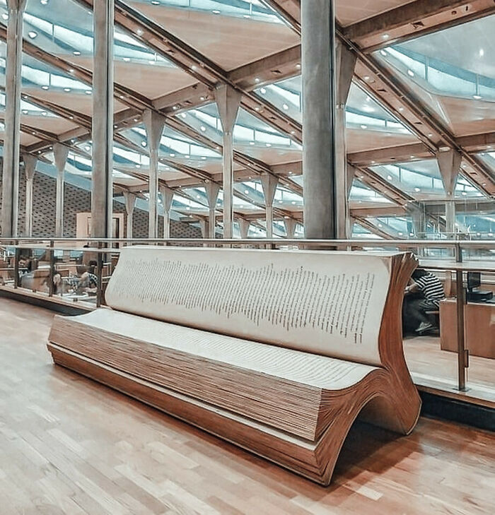 Banco en la biblioteca de Alejandría