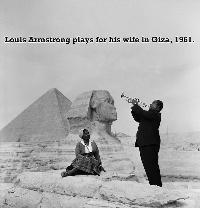 Louis Armstrong tocando para su esposa en Giza, 1961