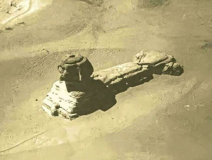 Foto de la esfinge tomada desde un globo aerostático a finales del siglo XIX. Aún estaba cubierta de arena