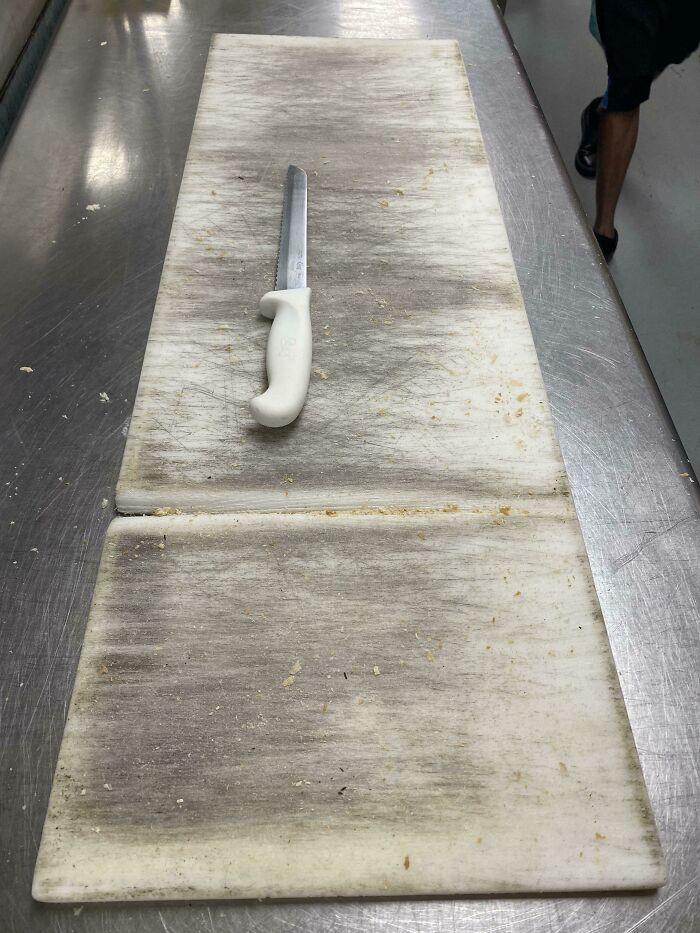 El jefe de cocina cortando el pan en el mismo lugar, finalmente, consiguió atravesar la tabla