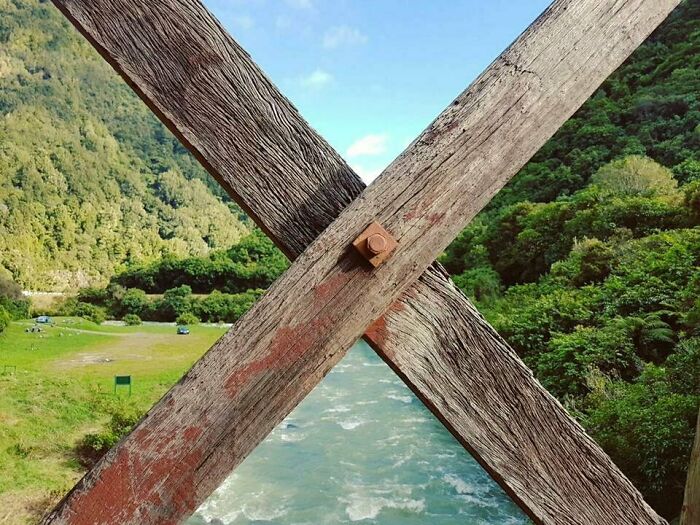 Un paisaje perfectamente dividido por una barandilla