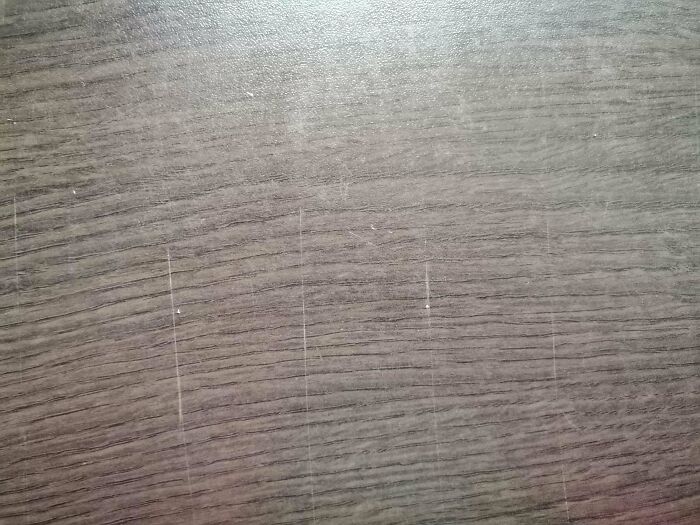 La novia de mi hermano se mudó con nosotros y se niega a usar tablas de cortar. Así es como está nuestra mesa de cocina ahora. Están por todas partes
