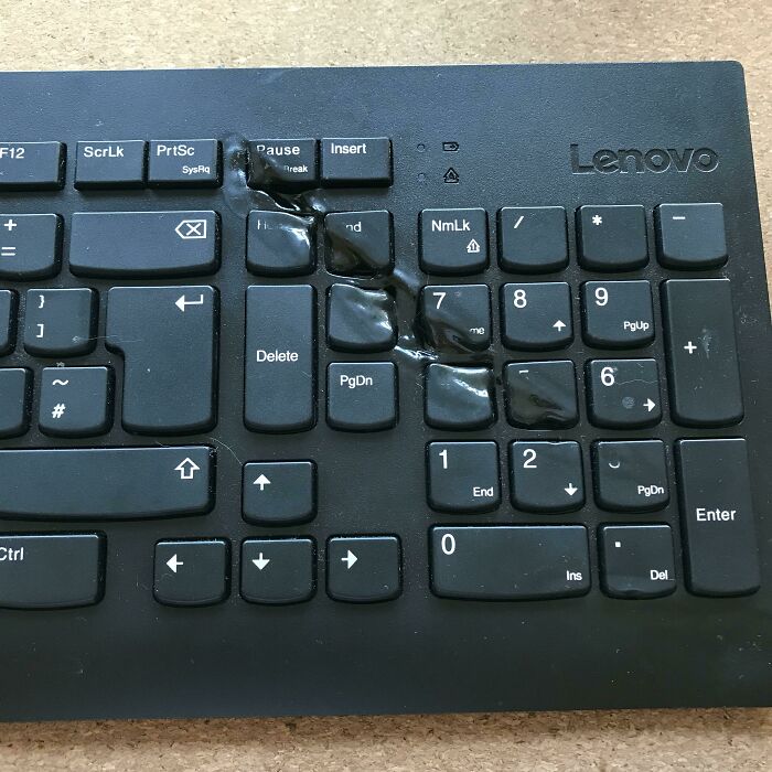 La luz del sol a través de la ventana derritió mi teclado