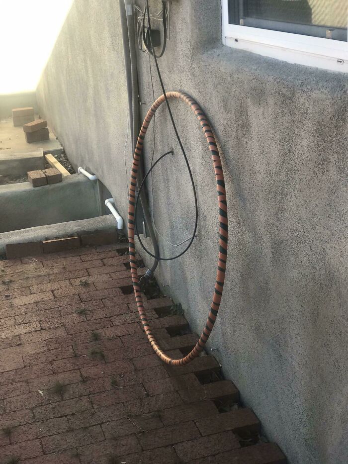 El chico del cable instaló el cable a través de nuestro Hula Hoop que dejamos fuera