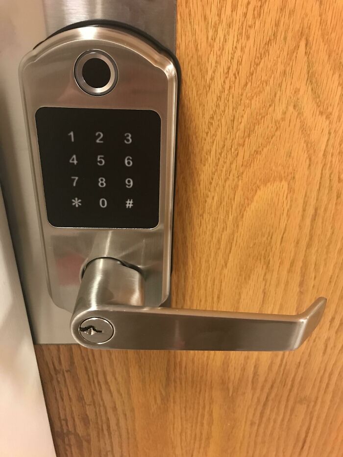 Después de 8 horas de clase todo el mundo vuelve al dormitorio sólo para encontrar nuevas cerraduras y escáneres dactilares en las puertas y ninguno de los empleados sabe los códigos o cómo podemos entrar en nuestras habitaciones