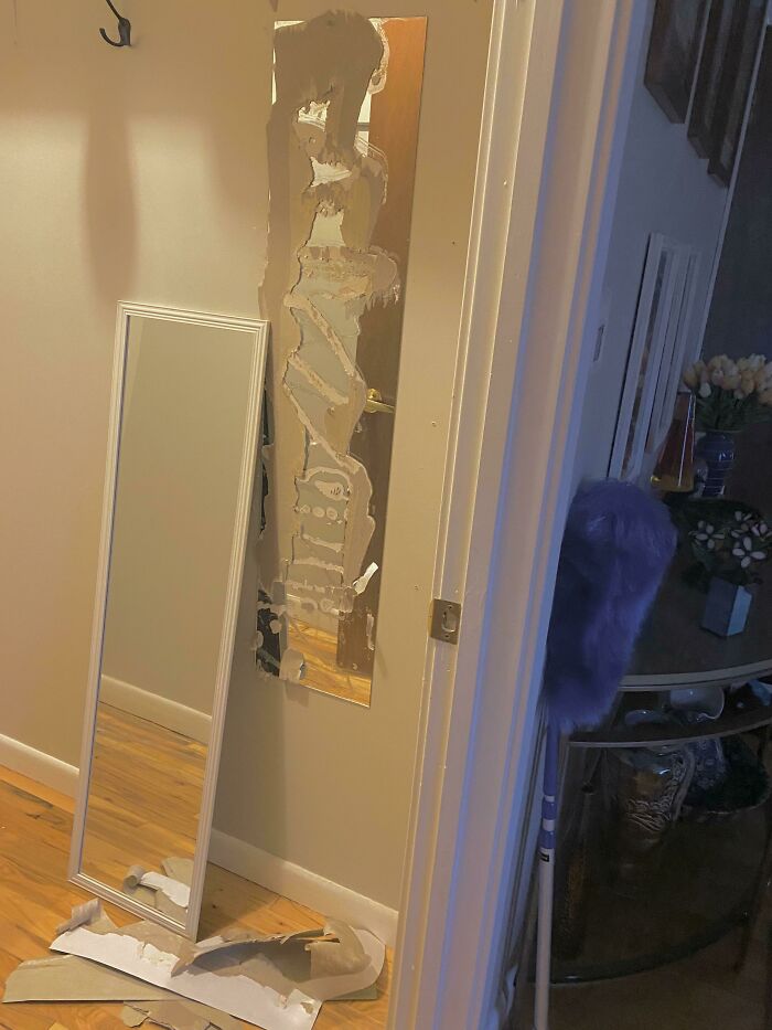 Quitar un espejo barato pegado a la pared, sólo para encontrar un espejo aún más barato pegado a la pared debajo de él