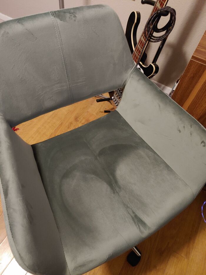 Acabo de comprar esta silla y ninguno de los comentarios menciona esto...
