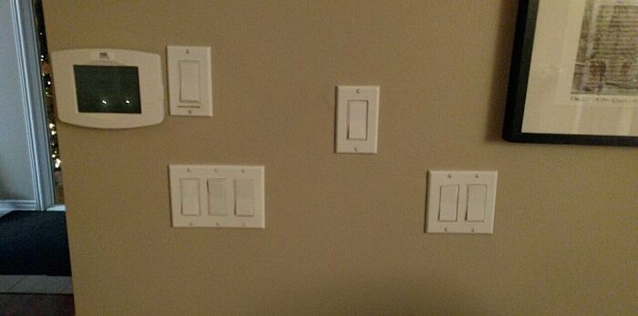 Estos interruptores de luz en la casa de mis padres