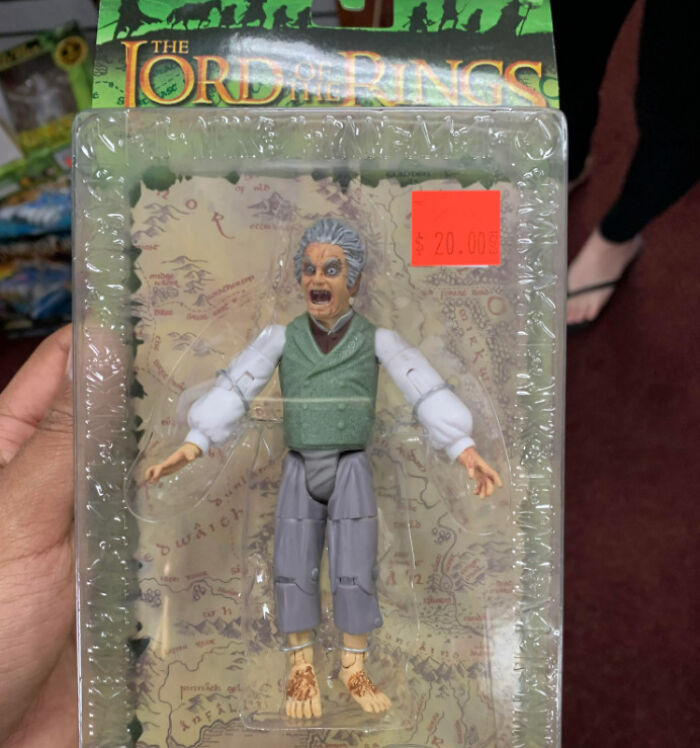 El juguete de El Señor de los Anillos (Bilbo Bolsón) parece un adicto